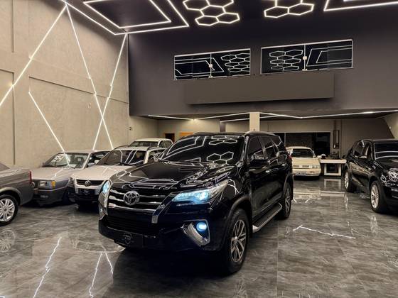 TOYOTA HILUX SW4 2.8 SRX 4X4 7 LUGARES 16V TURBO INTERCOOLER DIESEL 4P AUTOMÁTICO